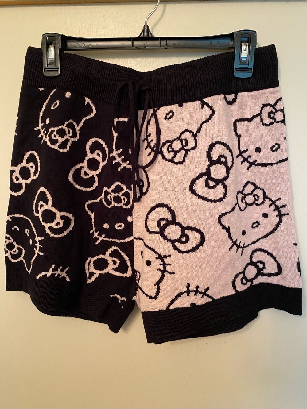 Hot Topic Hello Kitty Two-Tone Knit Shorts in Black & Light Pink